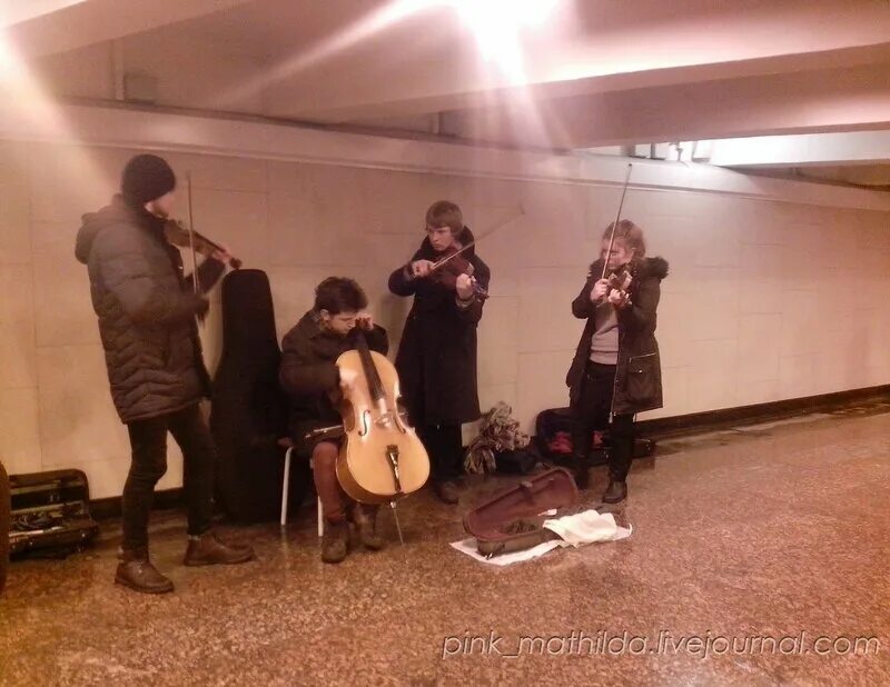 Играет в переходе. Гитарист в переходе. Скрипач в переходе метро. Гитарист в переходе. Сыграют в переходе.