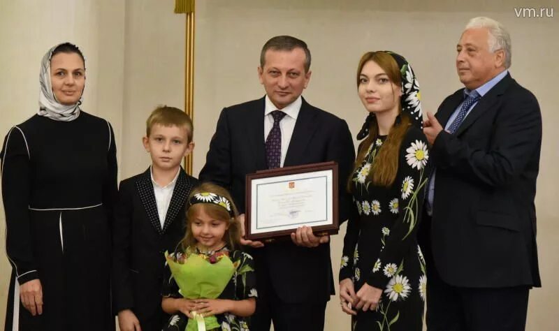 Москвич многодетным семьям. Награждение многодетных семей. награда многодетным отцам. медаль многодетным родителям. награжден многодетный отец.