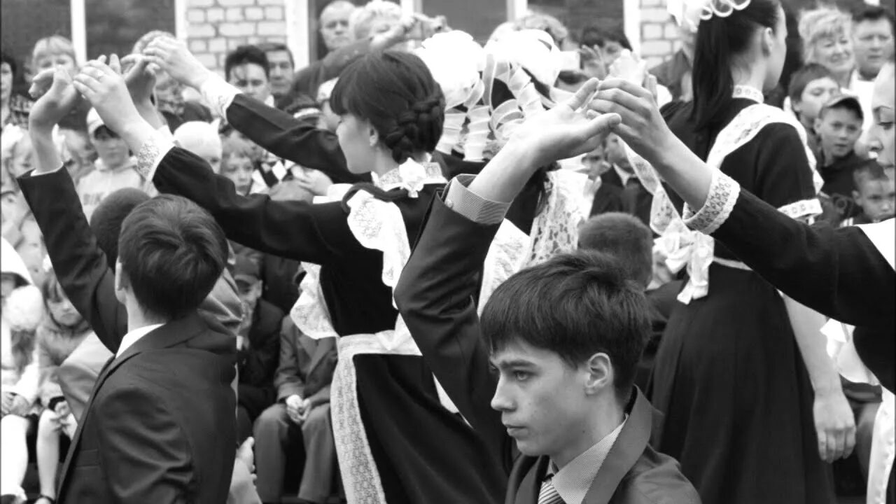 Русский школьный вальс. Выпускной бал школа ссср. выпускной в советской школе. выпускники советс школы. школьный бал 1941 года.