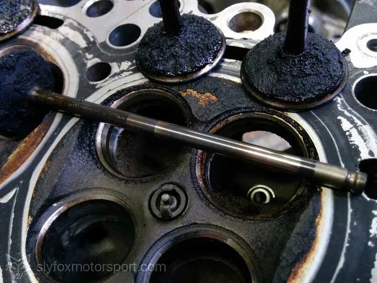 износ направляющих втулок клапанов. направляющие седел клапанов. износ направляющих. износ направляющих токарного станка. масляные каналы гбц ваз 2107 инжектор.