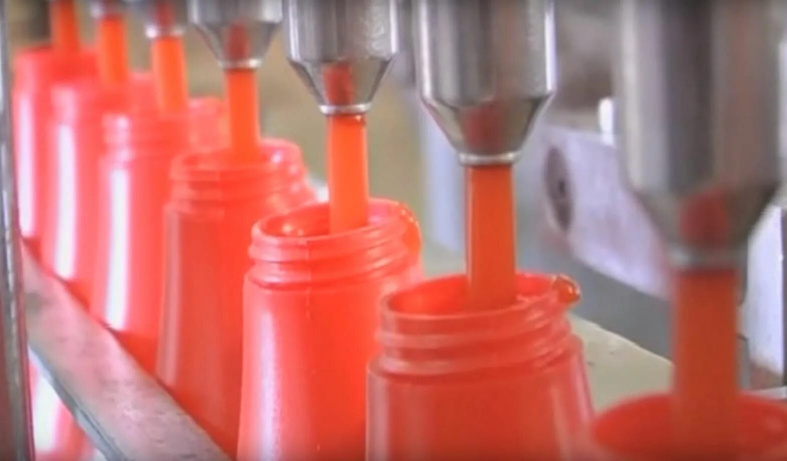 Завод по производству сока. Производство кетчупа. Линия производства кетчупа. Розлив кетчупа. Технология производства соуса.