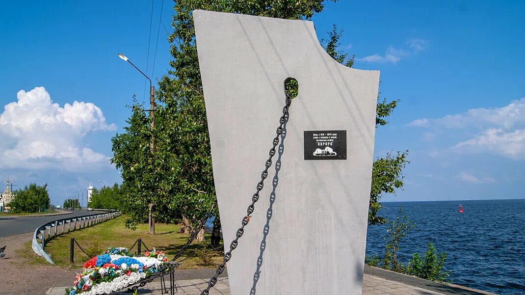 Памятник Авроре в Ломоносове. Ораниенбаум Обелиск морякам. Якорь на памятник. Памятник 1944 года