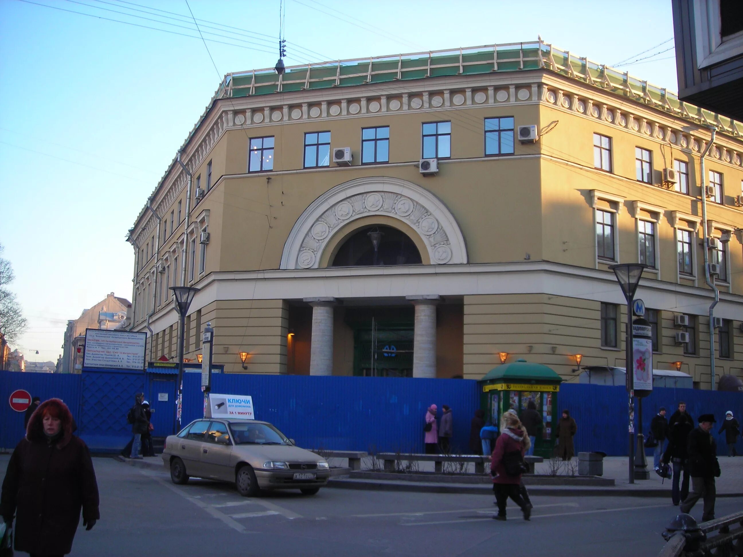Метро владимирская достоевская. Станция владимирская санкт-петербург. станция метро владимирская спб. метро владимирская 1955. владимирская станция метро снаружи.