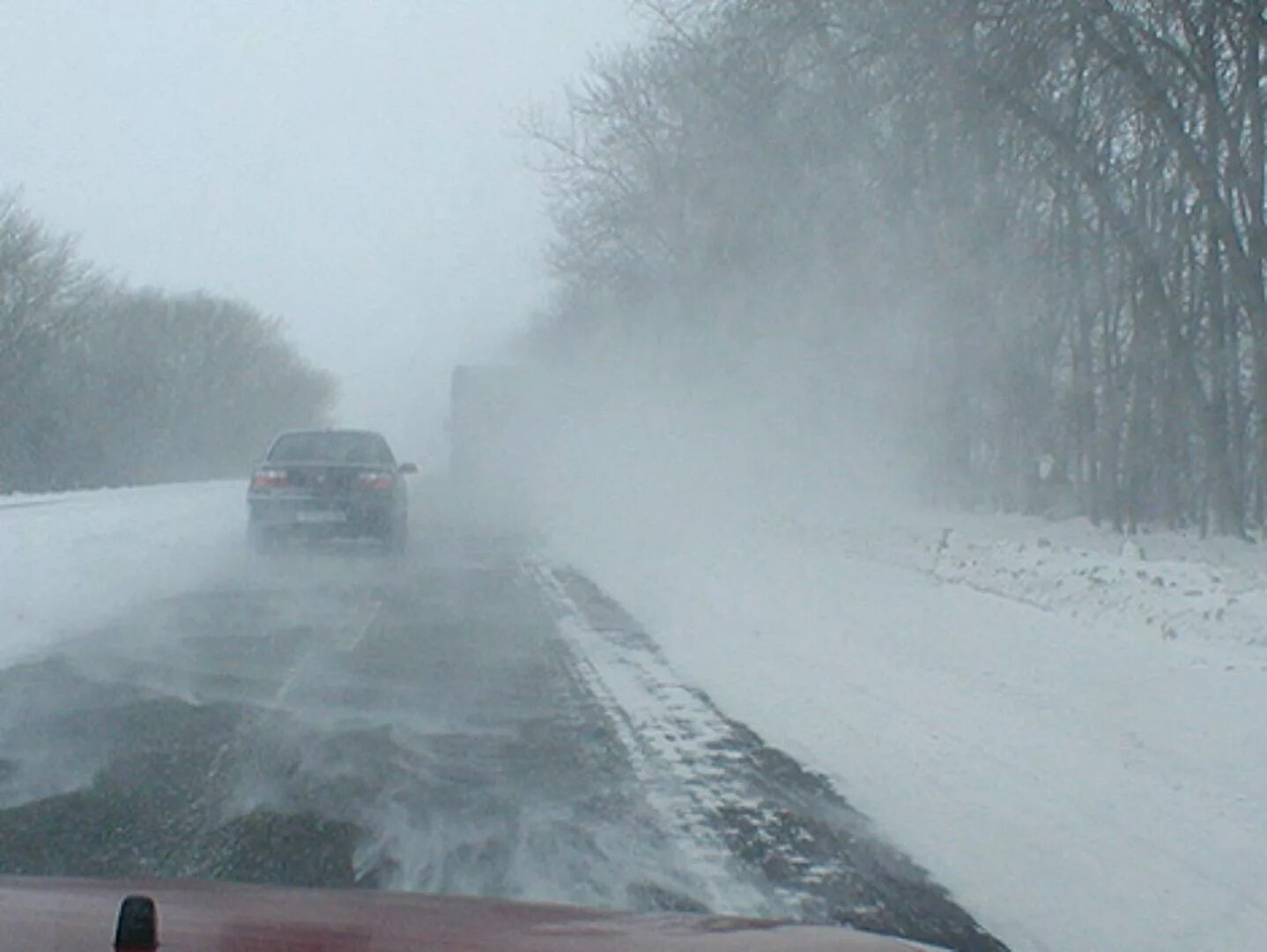 Снегопад плохая видимость. Сильный туман на дороге. Погодные условия на дороге. Метель и гололедица на дорогах. Сильный ветер на дороге