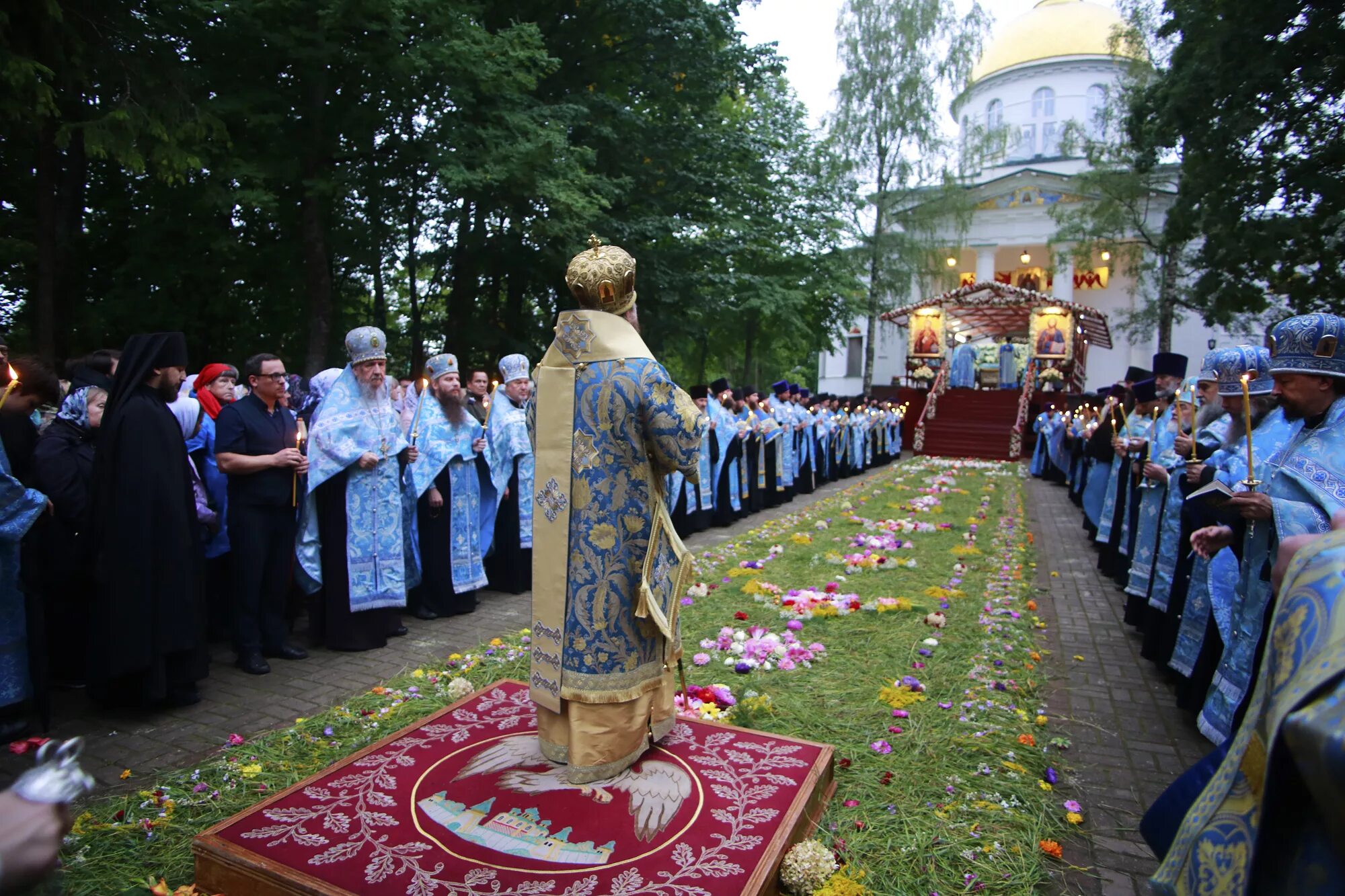 28 августа 18. Псково Печерский монастырь крестный ход Успение. Псково-Печерский монастырь Успение Богородицы дорожка. Праздник Успения Псково Печерский монастырь. Успение Пресвятой Богородицы Псково Печерский праздник.