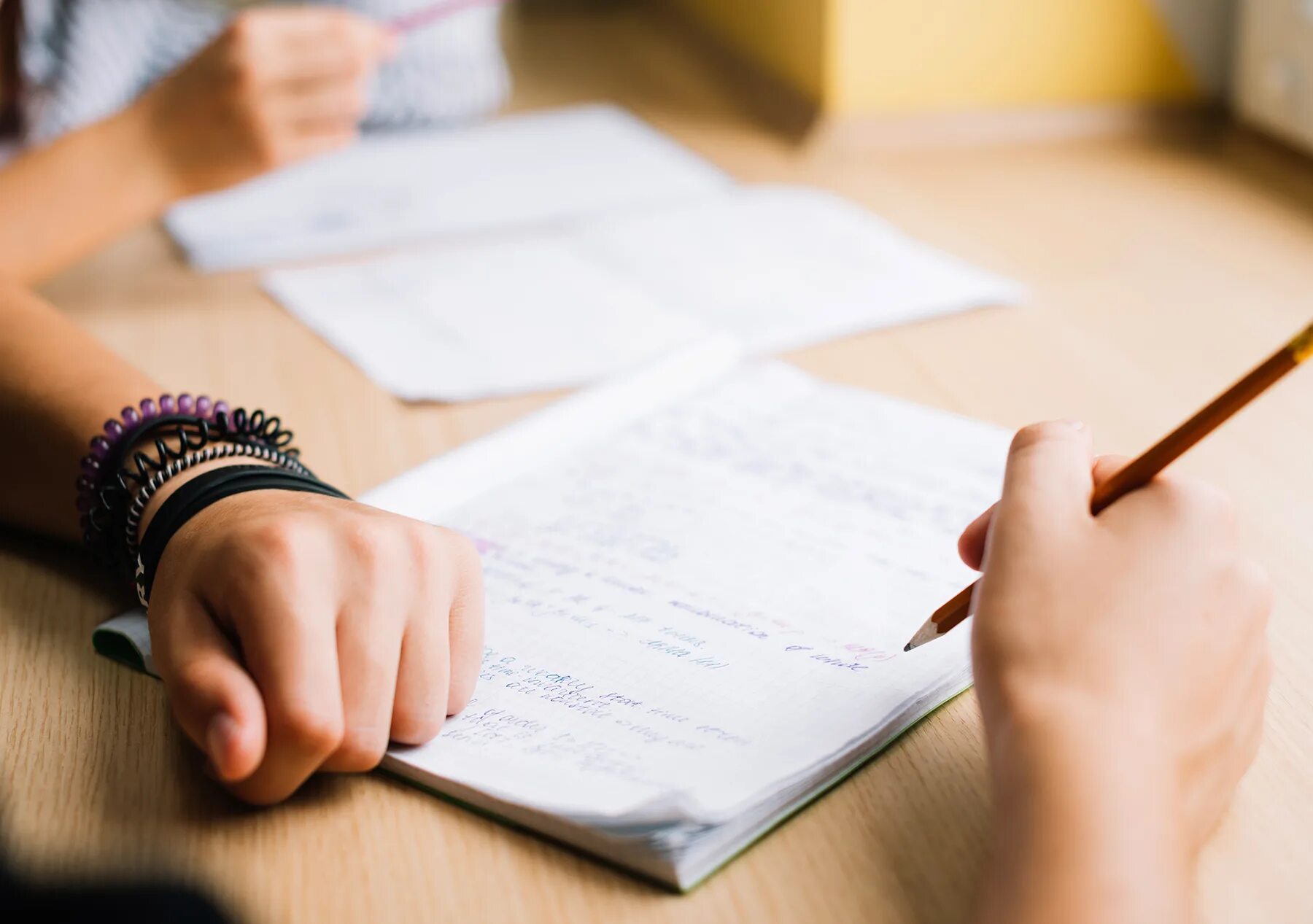 что записать в тетрадь. человек пишет чб. девушка пишет в блокноте. человек пишет и выходит. левша человек.