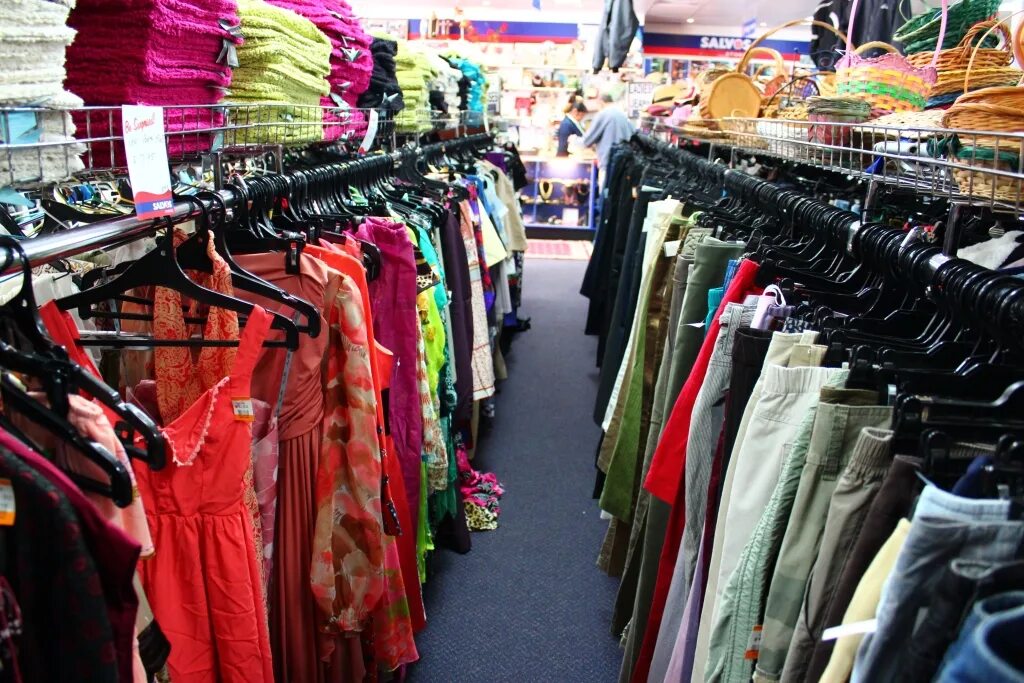 Вещи секонд хенд. Модный папа ижевск. Одежда в секонде. Одежда с секонд хенда. Вещь магазин одежды сайт.