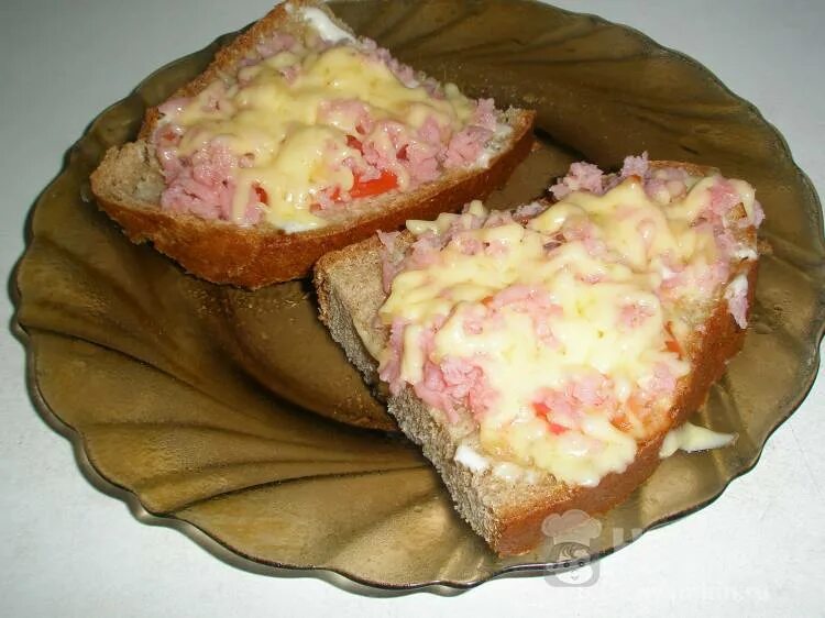 Бутерброды с сыром и помидорами в микроволновке. Горячий бутерброд с ветчиной и сыром. горячие бутерброды с ветчиной и сыром в микроволновке. бутерброды с ветчиной и сыром в микроволновке. горячие бутерброды с ветчиной колбасой.