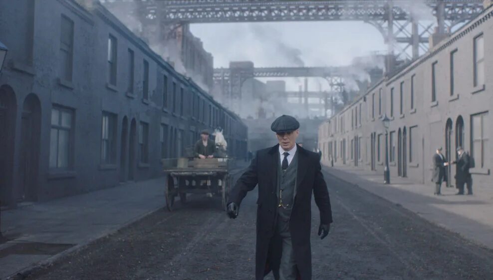 Острые козырьки бирмингем. Peaky blinders фон. Острые козырьки эстетика бирмингем. Бирмингем острые козырьки улица. Бирмингем город острые козырьки.