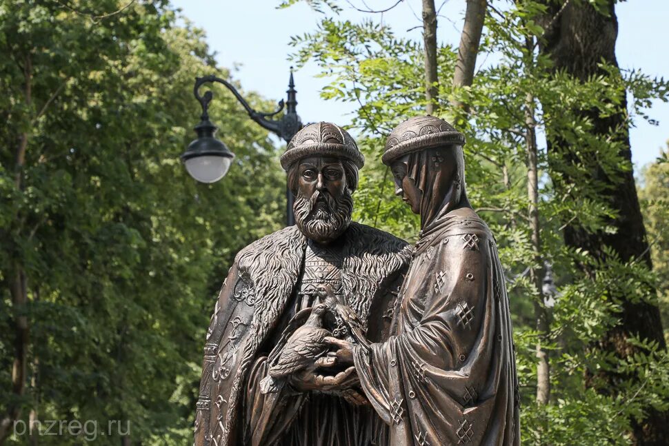 Памятник любви и верности. Памятник Петру и Февронии в Муроме. Скульптура Петра и Февронии в Муроме. Памятник Петру и Февронии в Пензе. Памятник святым Петру и Февронии Муромским.