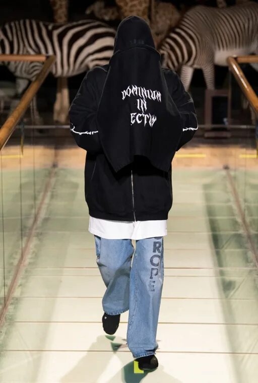 Vetements худи 2019. Балаклава vetements. Ветмо. Модель ветмо. Ветмо hello