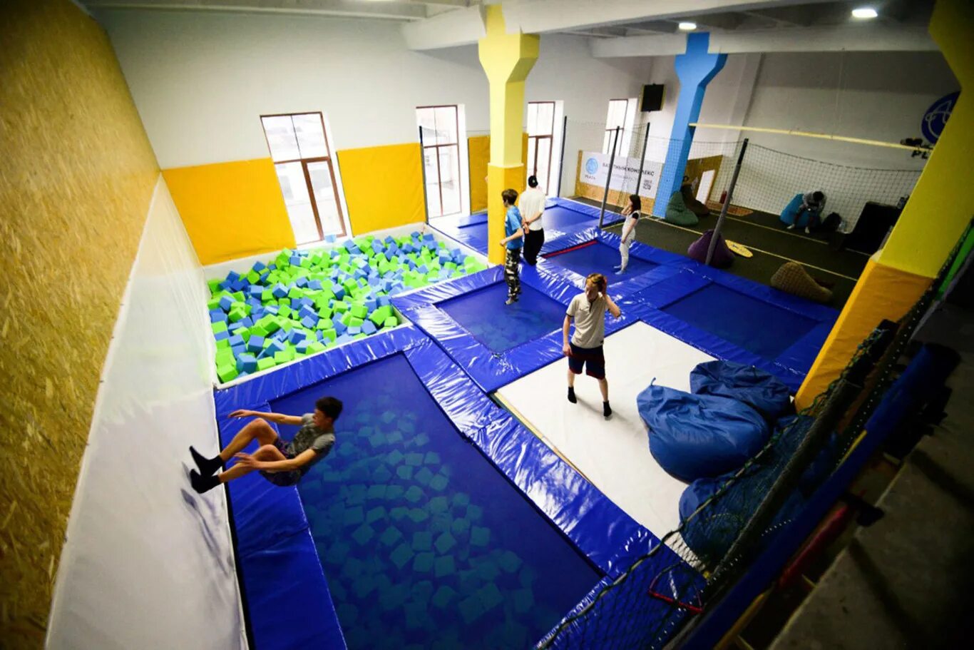 Батутная арена псков. Батутный центр air plaza. Аир плаза псков батуты. Аир плаза псков батуты. Батутный центр псков.