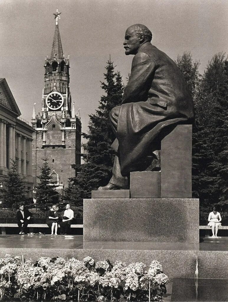 Памятник мухиной рабочий и колхозница. Вднх ссср 1939 рабочий и колхозница. Памятник советской конституции в москве. Памятник сталину 1939 вднх. Скульптура мухиной рабочий и колхозница.