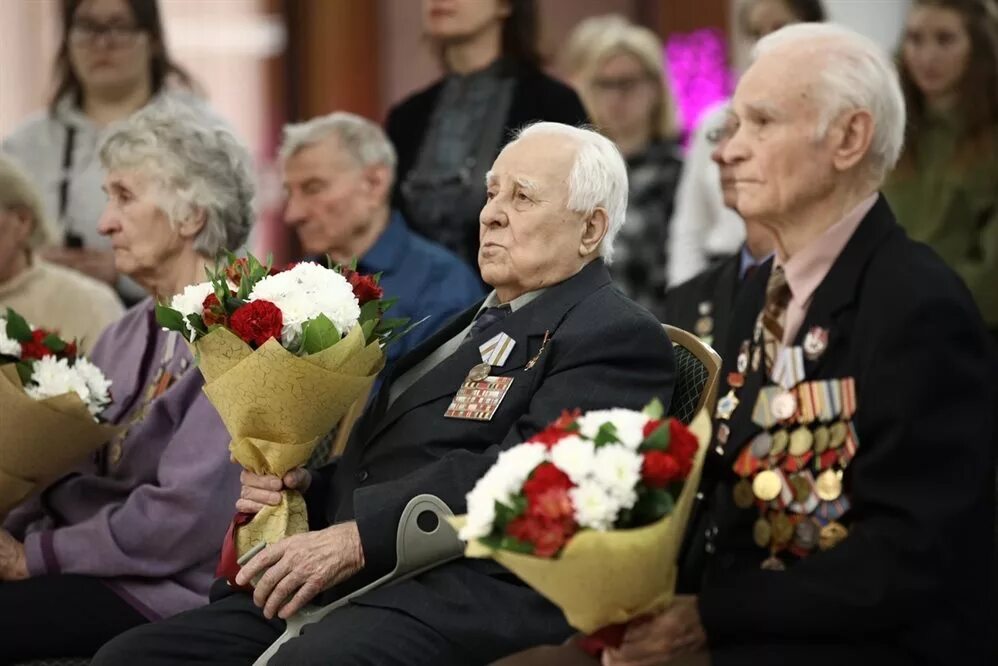 День Победы ветераны. Ветераны 75 лет Победы. Дети поздравляют ветеранов. Ветераны войны Ульяновской области. Выплаты к 9 маю труженикам тыла