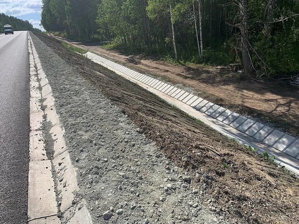 нагорная канава на дороге. озеленение автомобильных дорог. водоотводные лотки бетонные в доль дороги. водосборный лоток вдоль дорог. канава вдоль дороги.