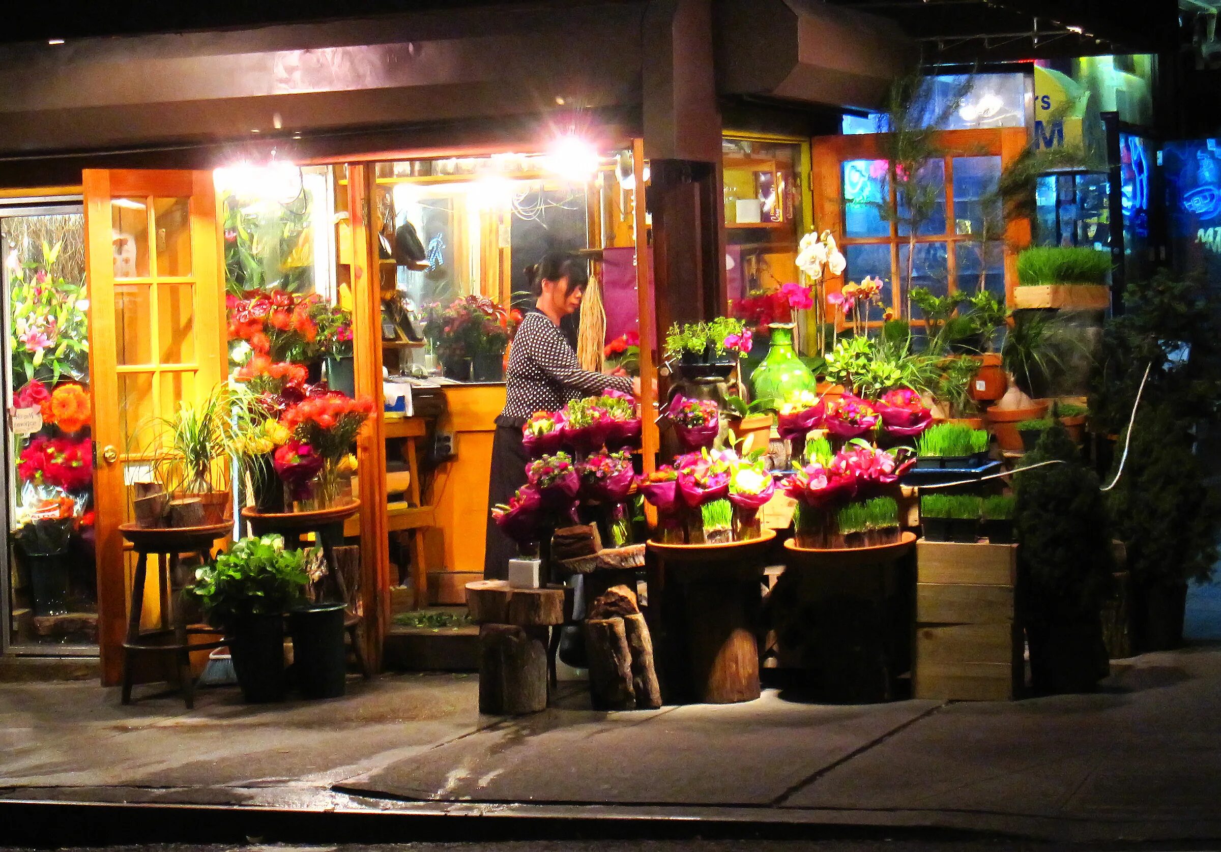 Магазин цветов. Стиль цветочного магазина. Красивый магазин цветов. Интерьер цветочного магазина. Ночные цветочные магазины
