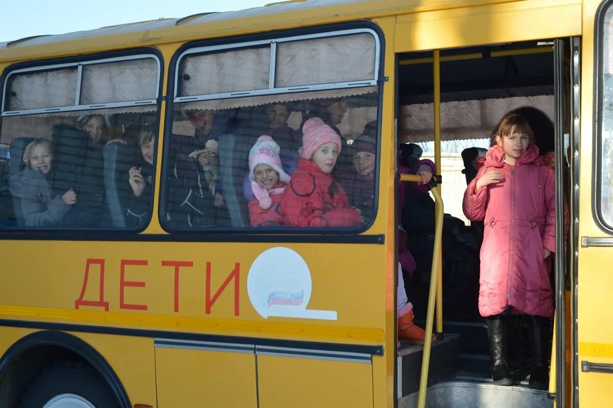 Подвоз школьный автобус. Школьный автобус. Автобус для детей. Автобус для перевозки детей. Школьный автобус дети.