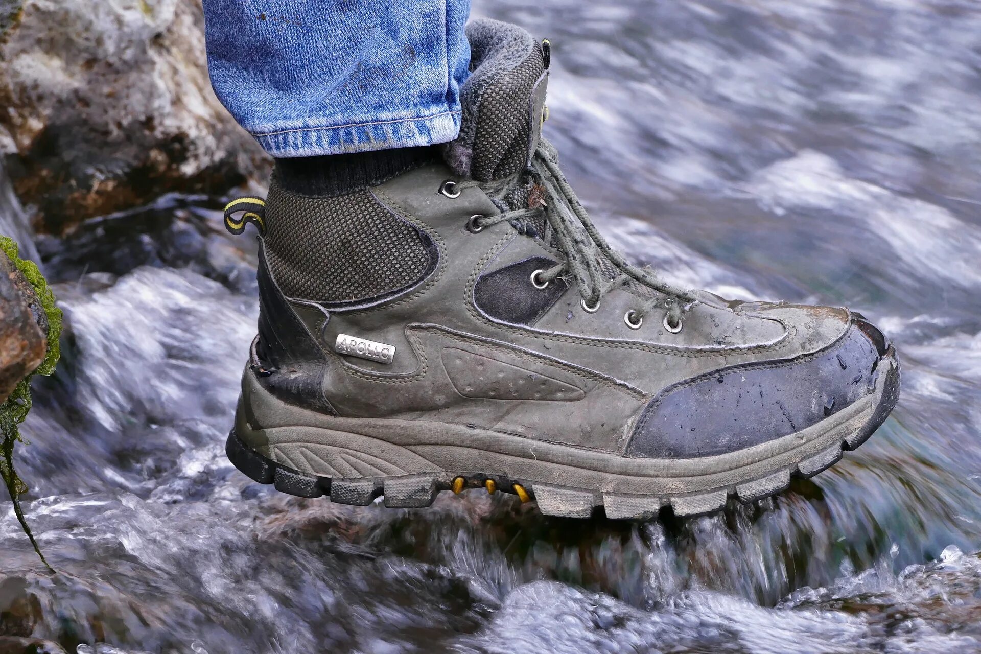 Мокнет обувь. Водяные ботинки. waterproof обувь. прогулочные ботинки. ботинки в воде.