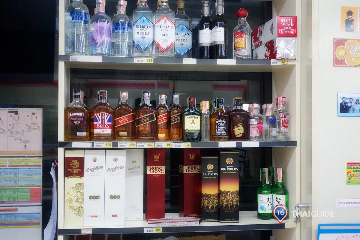 Что купить в 7 11. Тайский Ром в Севен Элевен. Алкогольные напитки в 7 Eleven Таиланда. Алкоголь в Севен Элевен Таиланд. Вино в 7 Элевен.