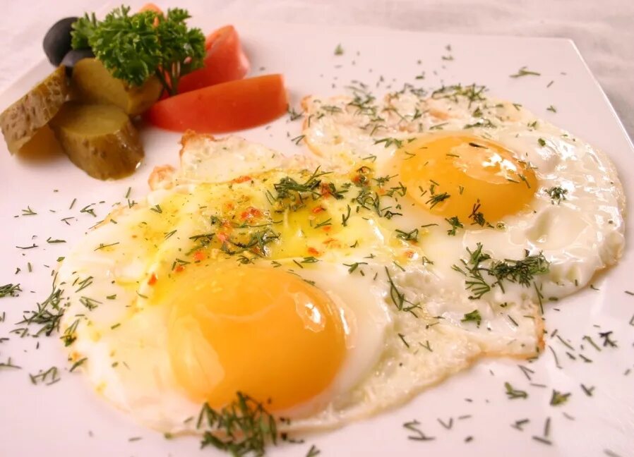 Яичница на каком масле. Яичница натуральная. Яичница. Яичница глазунья. Идеальная яичница.