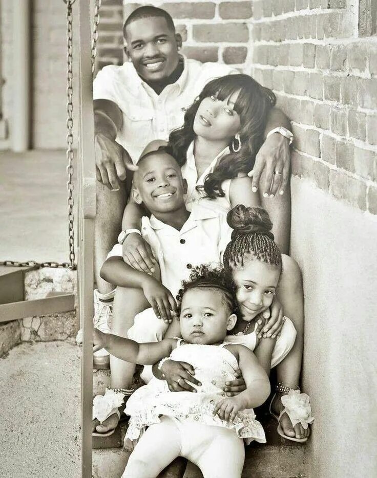 3 ж родители. Семья черных. Семья черно белая. Фотосессия семьи в черном. Семья афроамериканцев.