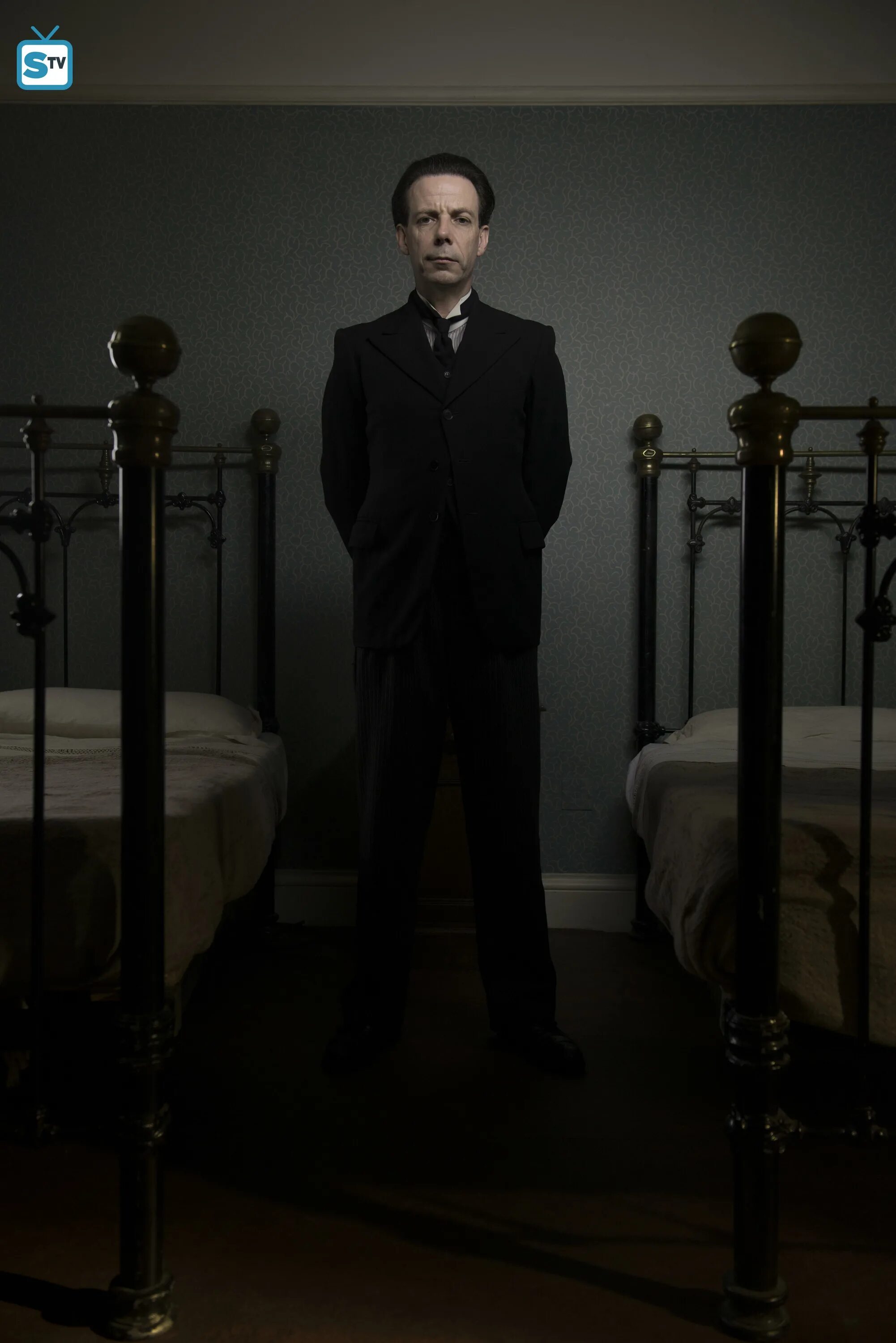 And then there were some. И никого не стало сериал 2015. Берн горман и никого не стало. И никого не стало фильм 2015. Десять негритят 2015.