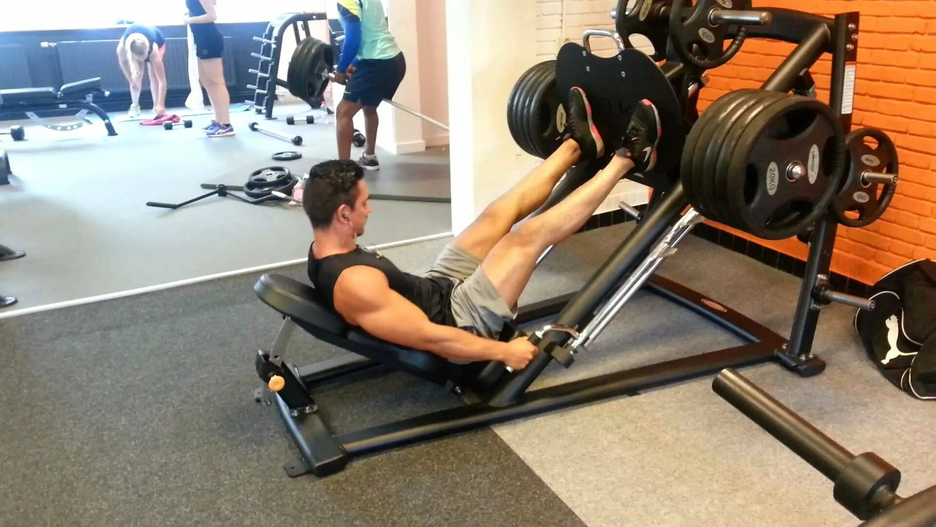 Жим лежа без ног. Как выглядит нарушение техники тренировка ног. Гакк приседания в смите. Тренажеры для развития силы. Жим лежа 200 кг.