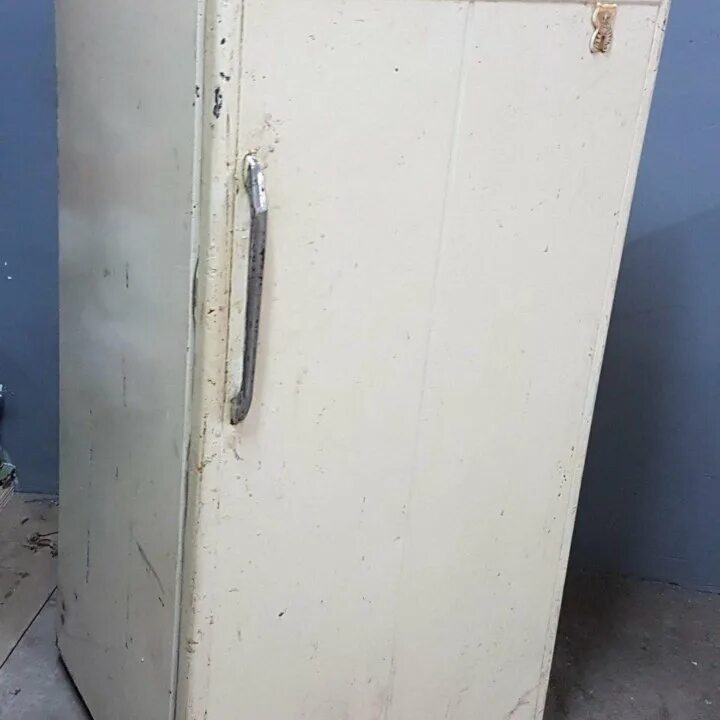 Бирюса ссср. Магазин старый холодильник. Холодильник новый. Магазин старый холодильник. Холодильник полюс 8.