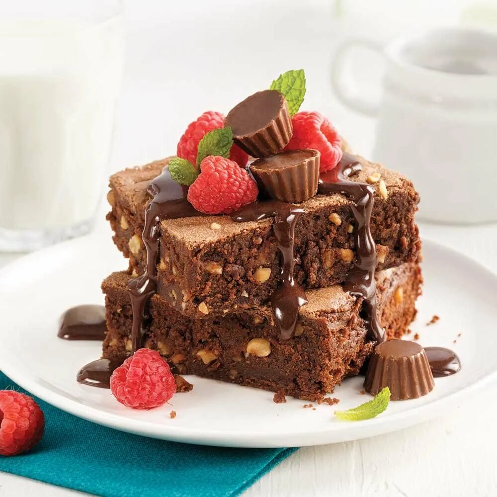 Брауни 1. Шоколадное пирожное Брауни. Американский десерт Брауни. Торт Брауни шоколадный. Шоколадный бисквит Брауни.