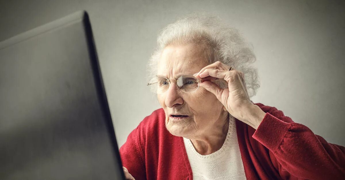 Развод бабушек. Бабушка и компьютер. Пенсионерка в интернете. Бабулька у компа. Старушка с ноутбуком.