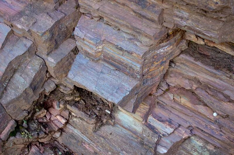 Рудный минерал скарновых месторождений. Мульда синклинали. Мергели это в геологии. Слой руды. Руда кма открытие курской аномалии.