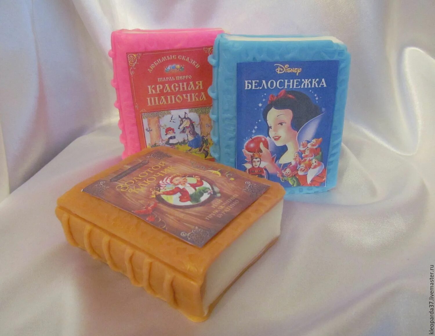 Кожаный переплет подарок. Сувенир книга. Книга сувенир. Книжка сувенир пластиковый. Три книги.