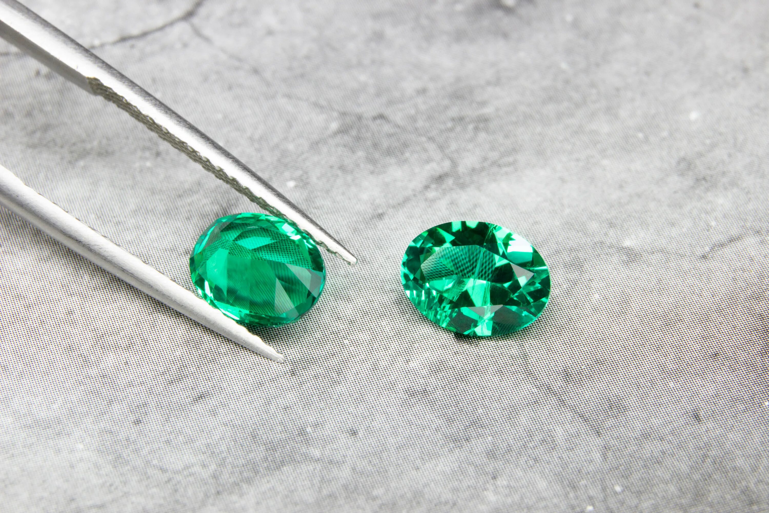 Выращенный изумруд. Гидротермальный изумруд 10*12 мм. Изумруд камень колумбия. Изумрудная щетка серьги. Изумрудная и багет огранки.
