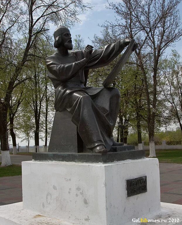 Памятник созданный андреем рублевым. Памятник андрею рублеву. памятник андрея рублева во владимире.