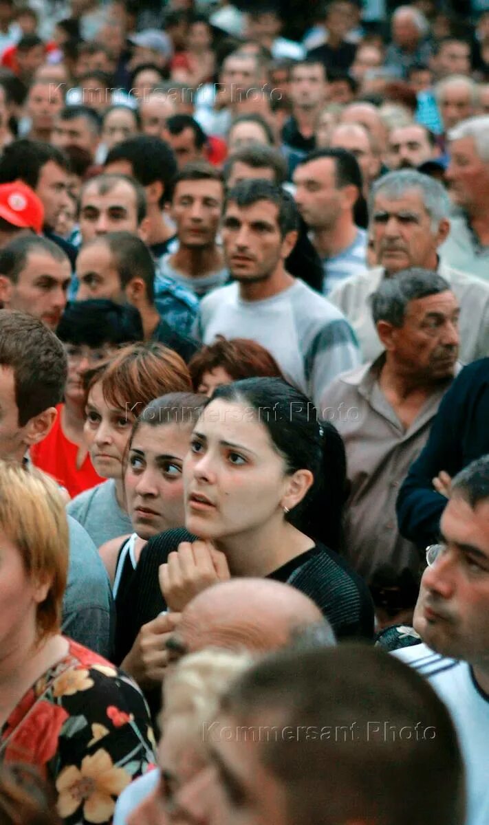 Беслан 1 сентября какой год. Теракт в Беслане 1 сентября. Дети Беслана 1 сентября 2004.