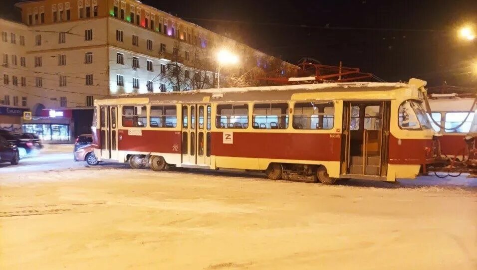 40 лет влксм екатеринбург трамвай. Трамвайные пути. В екатеринбурге трамвай сбил пешехода. Екатеринбуржский трамвай. Трамвай екатеринбург.