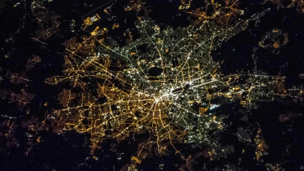Поверхность земли. Ночной вид из космоса. Италия вид с космоса. Европа из космоса ночью. Планета ночью из космоса.
