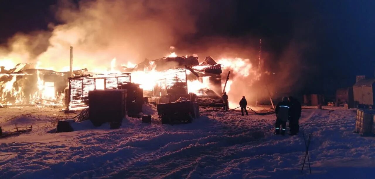 Пожар в лимпопо екатеринбург. Пожар в Амдерме. Посёлок красное НАО пожар. Пожары в НАО тушение вертолетами. Сгорела пекарня.