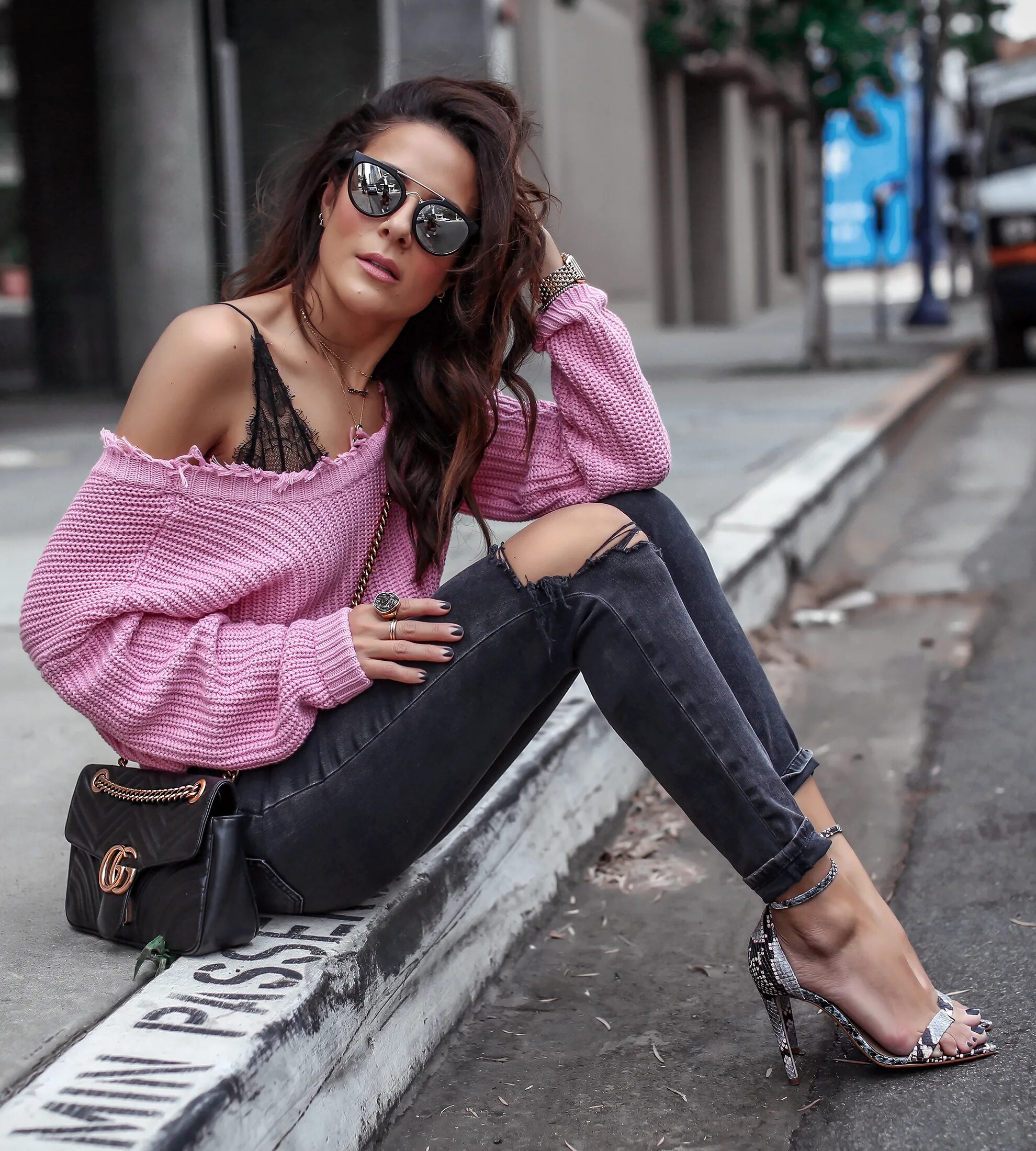 Модные свитера. Интересные модели блузок. Белый свитер крупной вязки женский. Свитера пултоник. Модные кофты 2022 женские тренды.