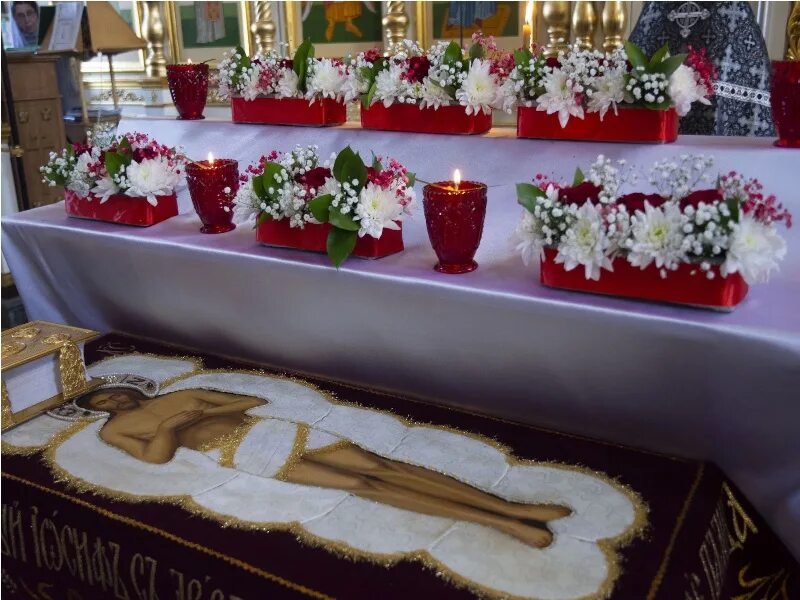 Великая пятница вынос плащаницы. Плащаница иисуса христа великая пятница. Чин погребения плащаницы иисуса христа. Вынос плащаницы икона. Плащаница выносят.