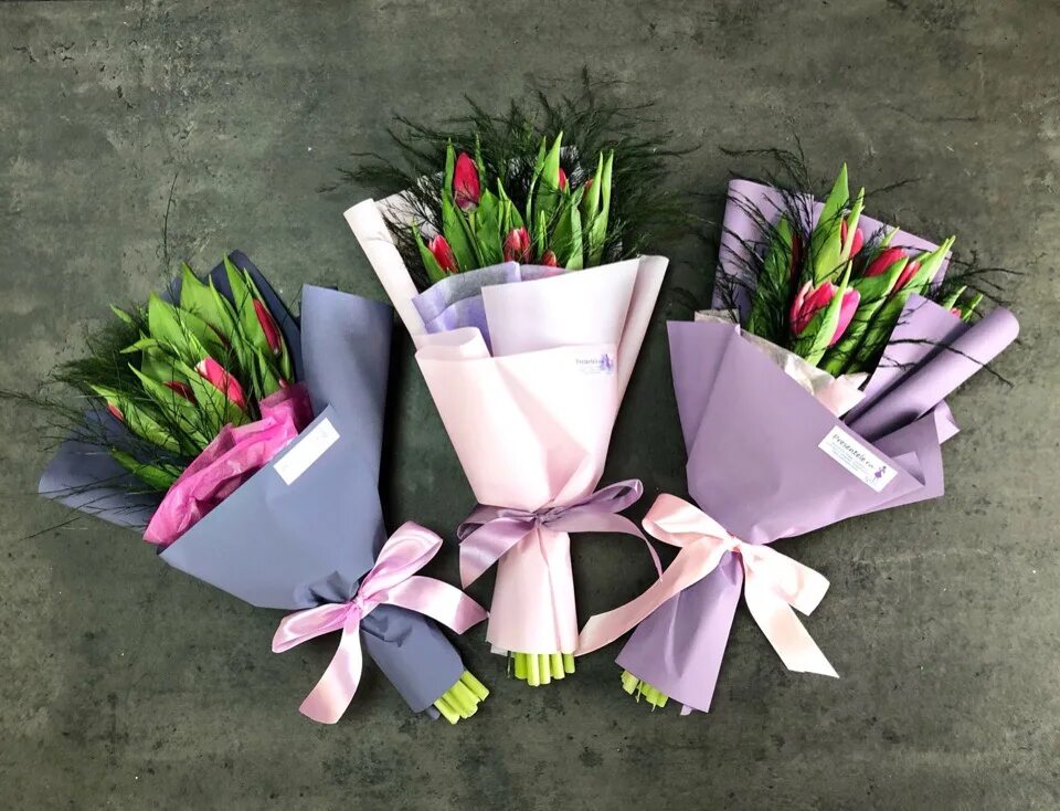 Как красиво оформить букет тюльпанов. Красивая упаковка букета. Упаковка для цветов. Красивая упаковка для цветов. Мини букеты.