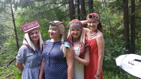 Головной убор марийцев шесть букв. Марийский головной убор. головные уборы марийцев женщин. головной убор марийских женщин. йошкарла головной убор.
