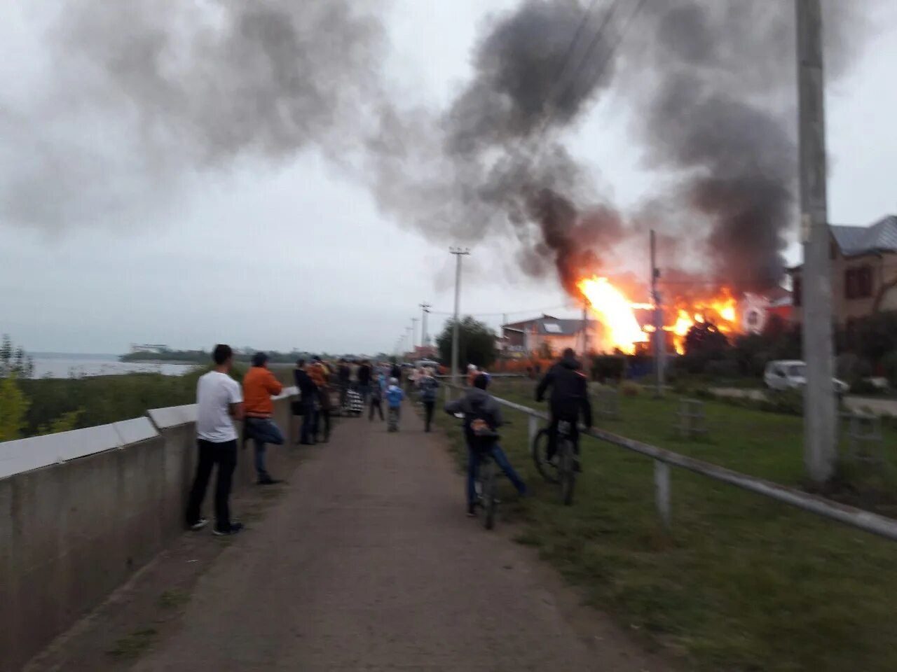 Что горит в челнах сейчас. Сгорело здание в поселке гэс челны. пожар на гэсе сегодня. пожар в набережных челнах сегодня на гэсе. пожар в набережных челнах сегодня.