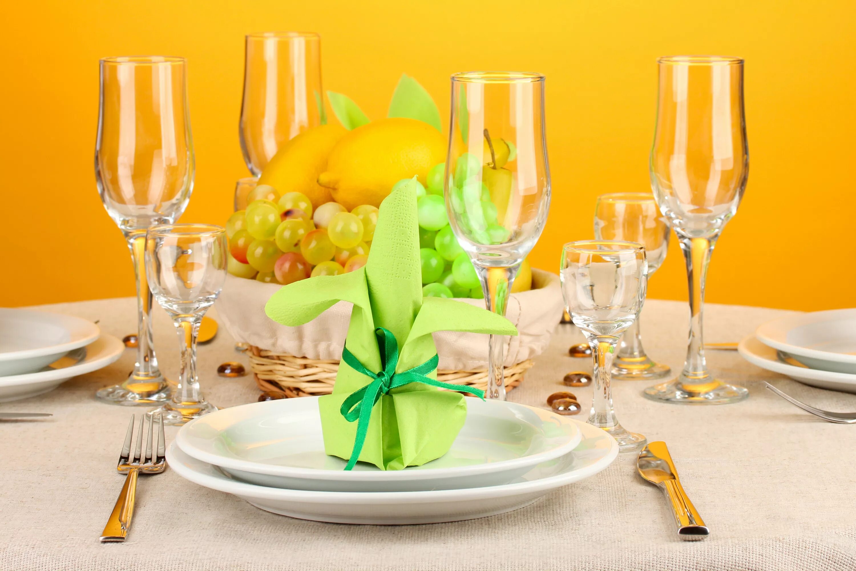 ассорти пхали оджахури. праздничный стол фон. шампанское новый год. бокалы с шампанским. закуски на деревянной доске.