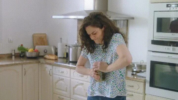 девушка открыла банку. фото человек открывает банку занятие. девушка открыла банку. девушка открывает банку.