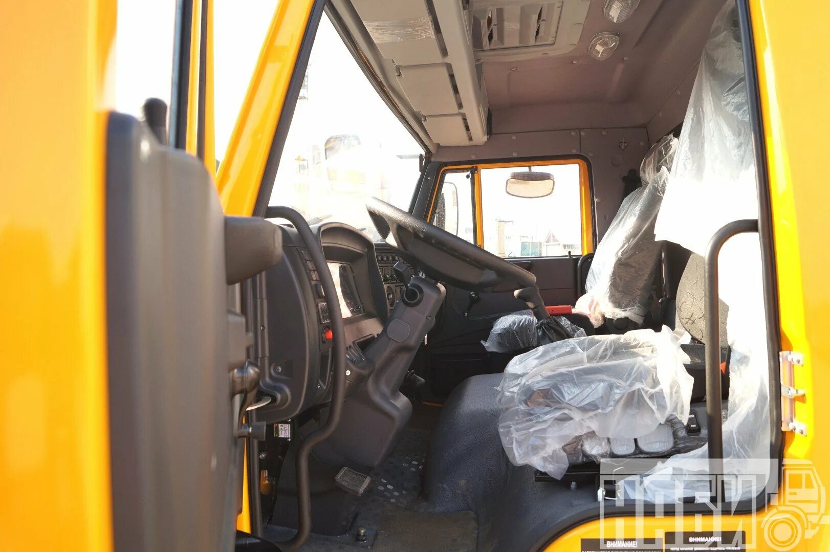 Камаз 4308 кабина макси. Камаз 4308 салон кабины. Камаз 4308 кабина. Камаз 4308 интерьер кабины. Камаз 4308 кабина.