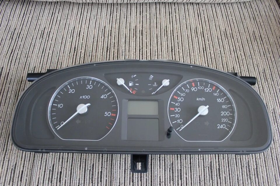 6 бензин панель приборов. Панель рено лагуна 2. Щиток приборов рено лагуна 2. Приборная панель рено лагуна 2. Рено лагуна 2 спидометр.