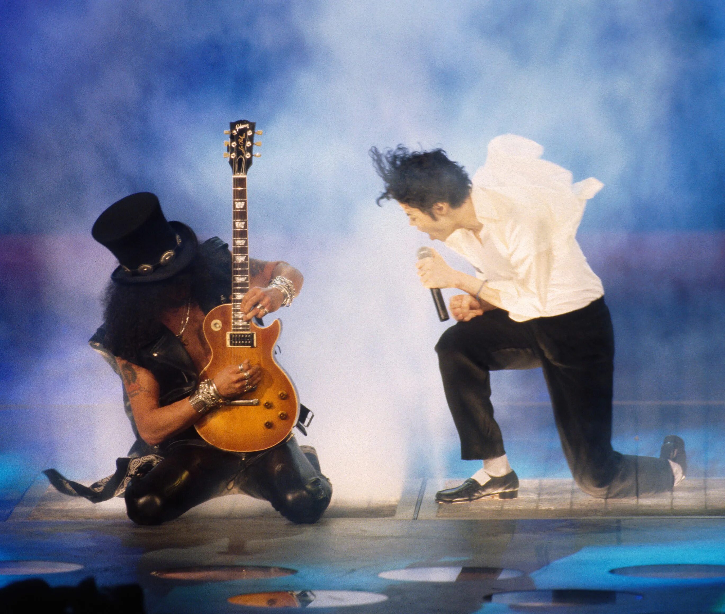 Give in to me. Майкл Джексон и слэш. Michael Jackson Slash. Гитарист Майкла Джексона. Slash гитарист и Майкл Джексон.