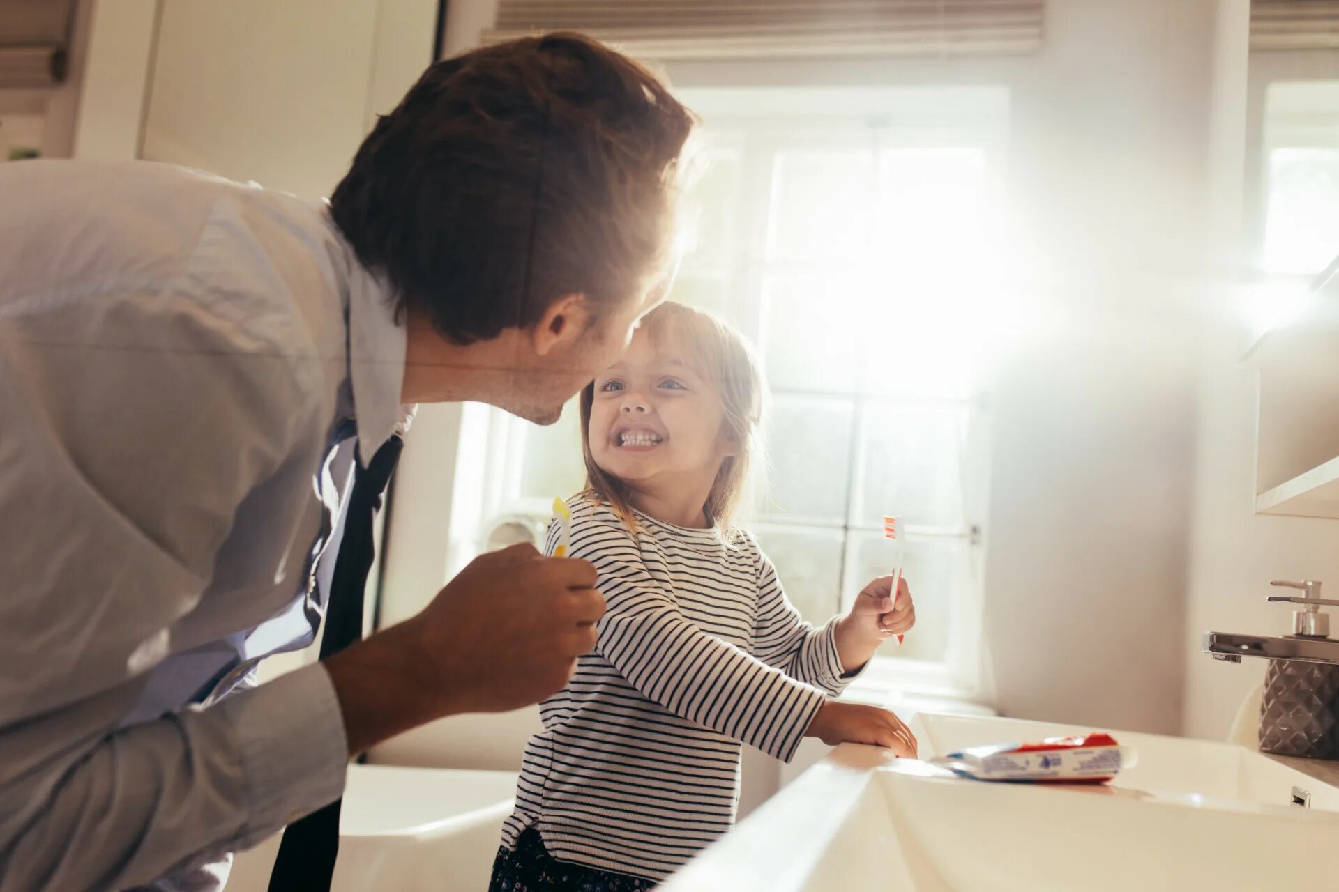 His father a teacher. Отец учит свою дочь. Папа с дочкой чистит зубы. Папа учит дочку картинка. Папа и дочка моют руки.