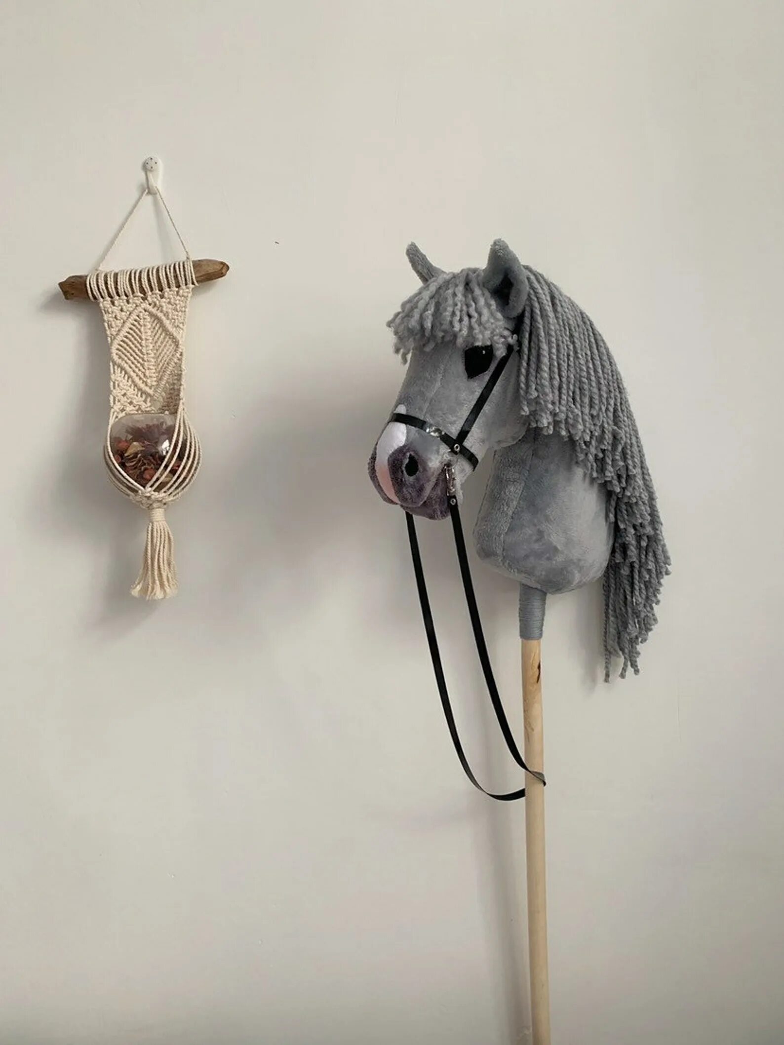 Лошадка на палочке купить. Хоббихорс. Hobby Horse Toys Хоббихорс. Лошадь на палке. Лошадка на палочке.